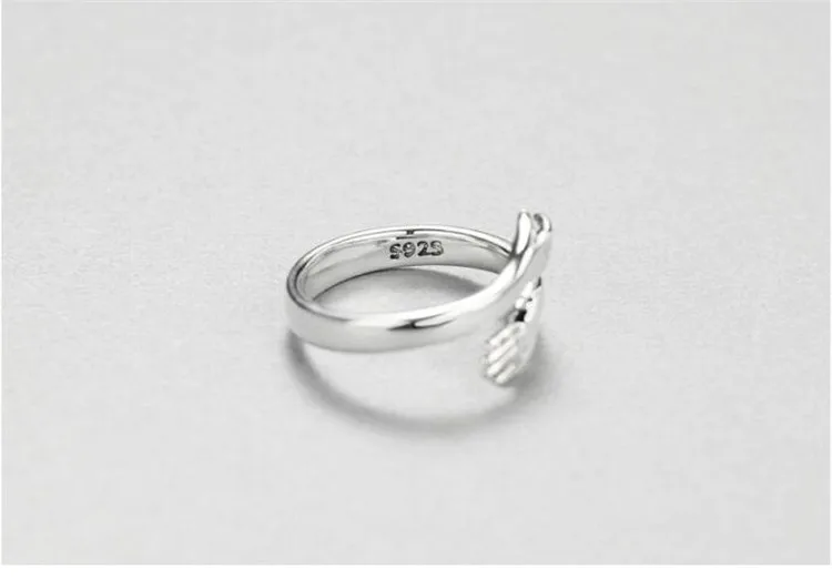 Silver love hugging hands ring